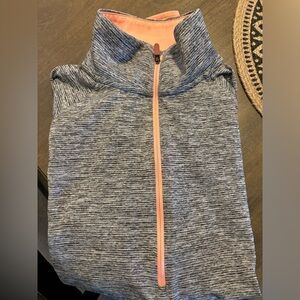 Good condition Under Armour Fitted workout sweater